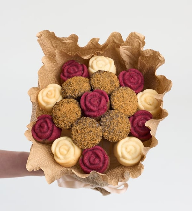 Lotus Biscoff® ve Gül Desenli Kek Buketi