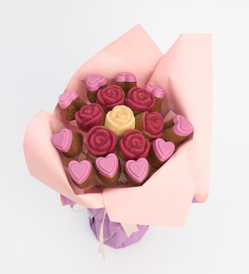 Kırmızı, Beyaz Gül ve Pembe Kalp Kek Buketi