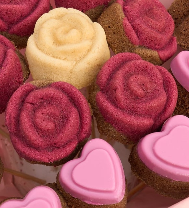 Kırmızı, Beyaz Gül ve Pembe Kalp Kek Buketi